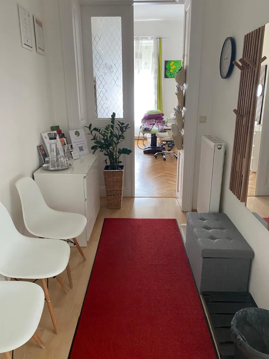 Eingangsbereich des Massagesalons mit Wartebereich und Blick in den Behandlungsraum